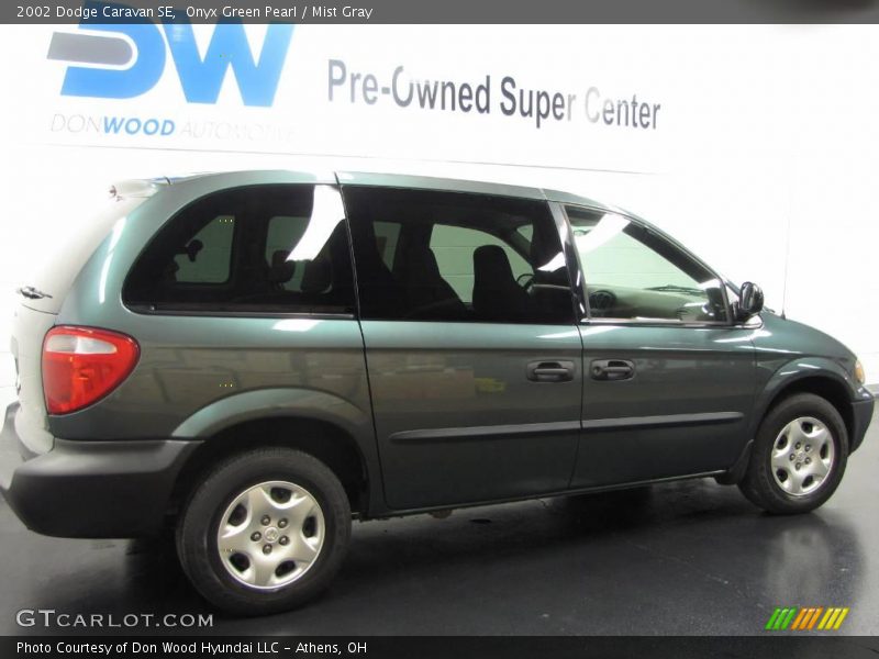 Onyx Green Pearl / Mist Gray 2002 Dodge Caravan SE