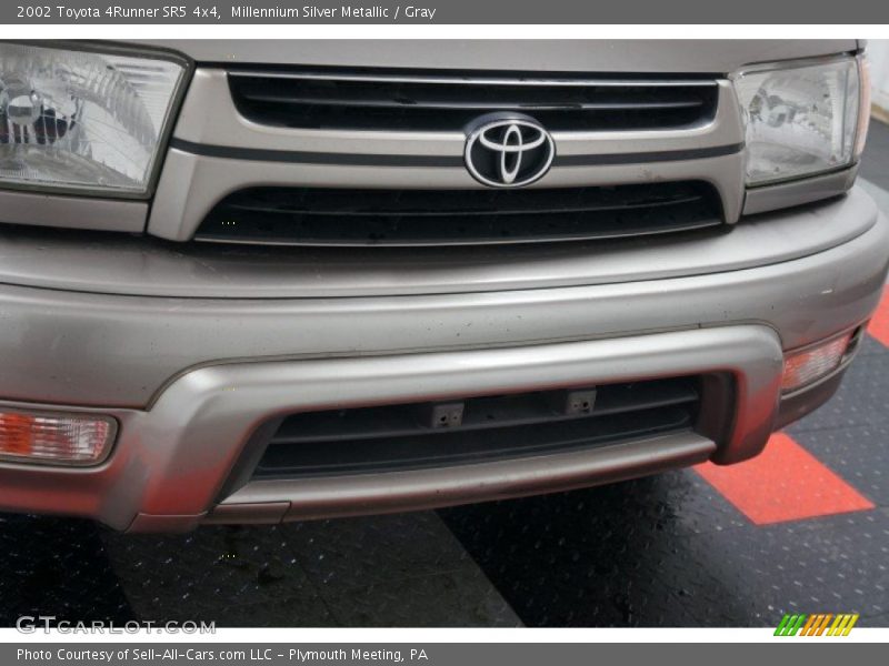 Millennium Silver Metallic / Gray 2002 Toyota 4Runner SR5 4x4
