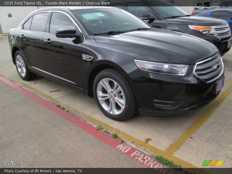 Tuxedo Black Metallic / Charcoal Black 2015 Ford Taurus SEL