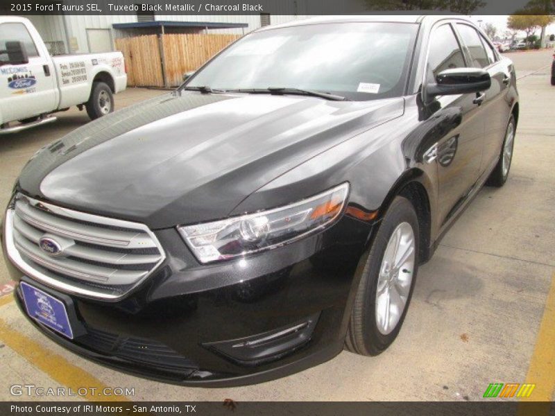 Tuxedo Black Metallic / Charcoal Black 2015 Ford Taurus SEL