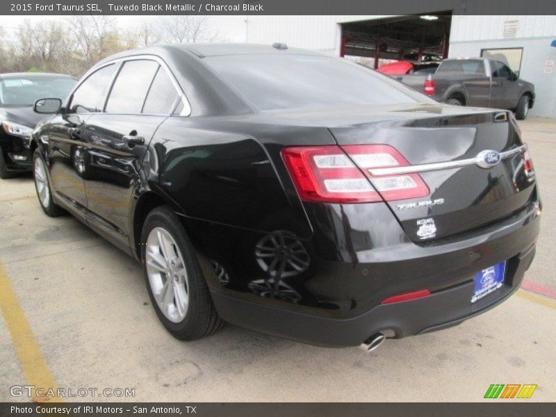 Tuxedo Black Metallic / Charcoal Black 2015 Ford Taurus SEL