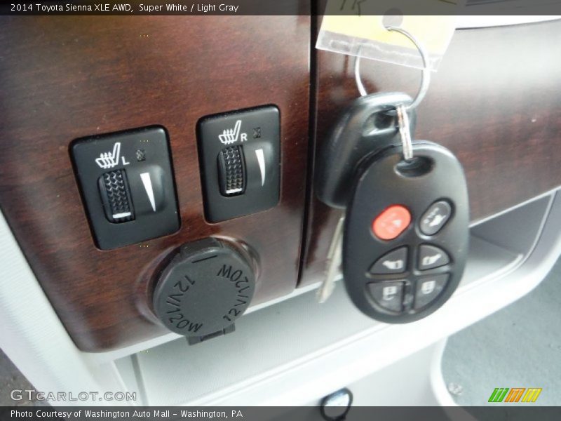Super White / Light Gray 2014 Toyota Sienna XLE AWD
