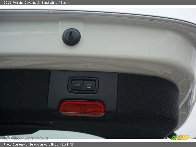 Sand White / Black 2011 Porsche Cayenne S