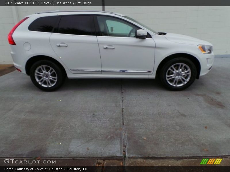 Ice White / Soft Beige 2015 Volvo XC60 T5 Drive-E