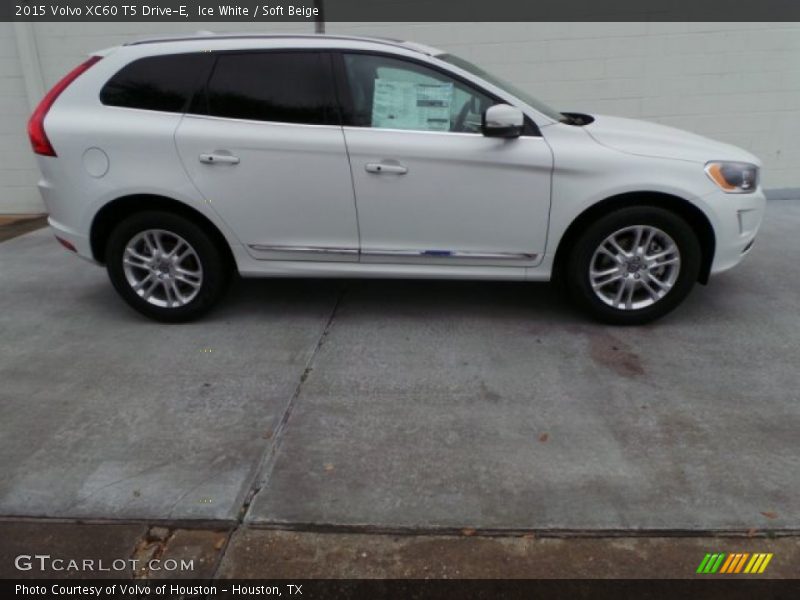Ice White / Soft Beige 2015 Volvo XC60 T5 Drive-E