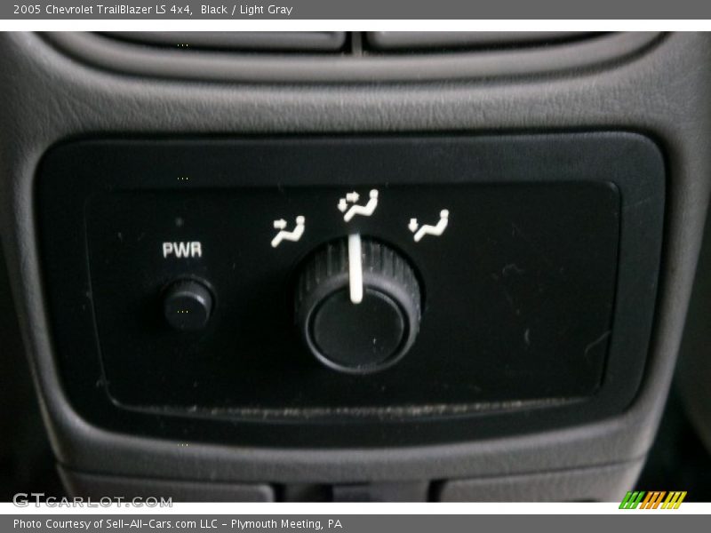 Black / Light Gray 2005 Chevrolet TrailBlazer LS 4x4