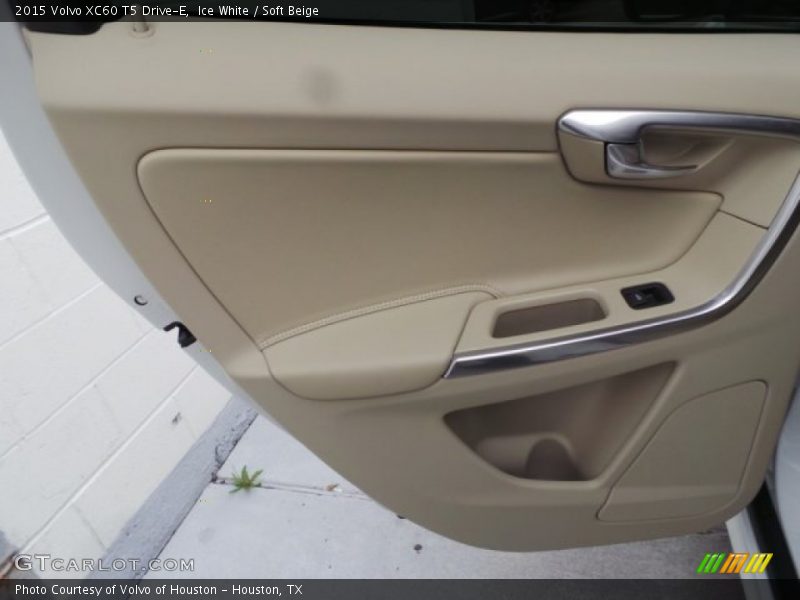 Ice White / Soft Beige 2015 Volvo XC60 T5 Drive-E
