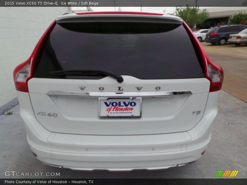 Ice White / Soft Beige 2015 Volvo XC60 T5 Drive-E