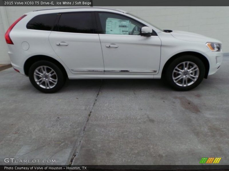 Ice White / Soft Beige 2015 Volvo XC60 T5 Drive-E