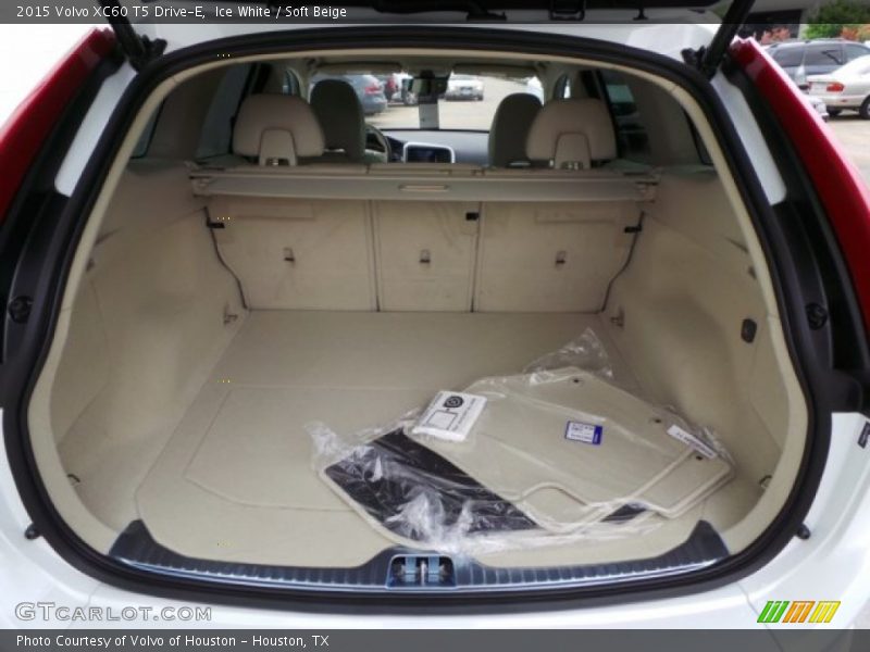 Ice White / Soft Beige 2015 Volvo XC60 T5 Drive-E