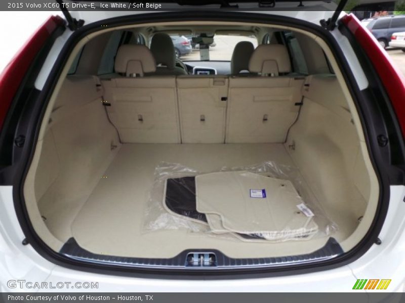 Ice White / Soft Beige 2015 Volvo XC60 T5 Drive-E