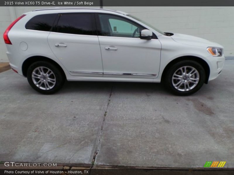 Ice White / Soft Beige 2015 Volvo XC60 T5 Drive-E