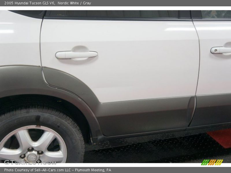 Nordic White / Gray 2005 Hyundai Tucson GLS V6