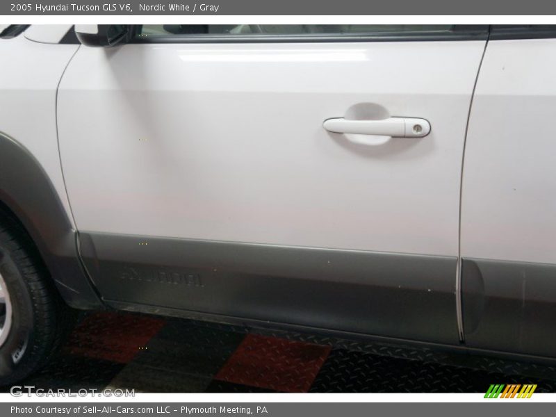 Nordic White / Gray 2005 Hyundai Tucson GLS V6