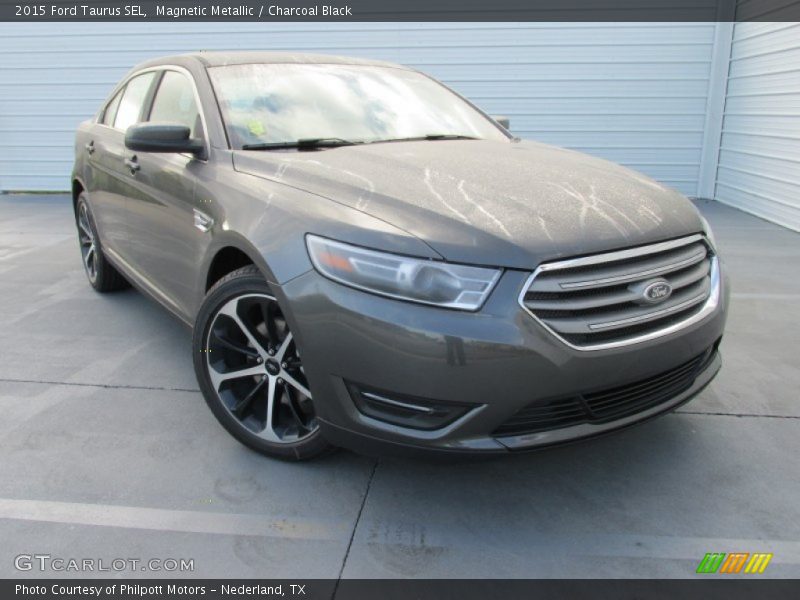 Front 3/4 View of 2015 Taurus SEL