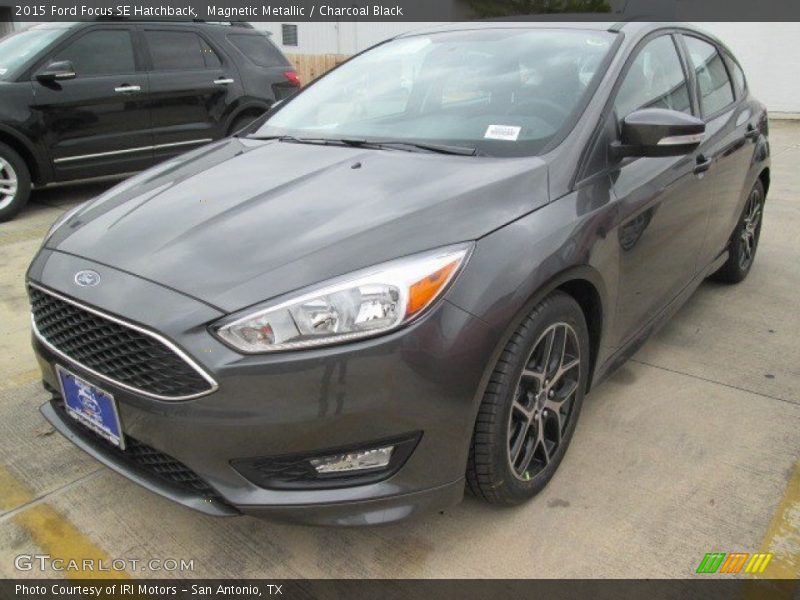 Magnetic Metallic / Charcoal Black 2015 Ford Focus SE Hatchback