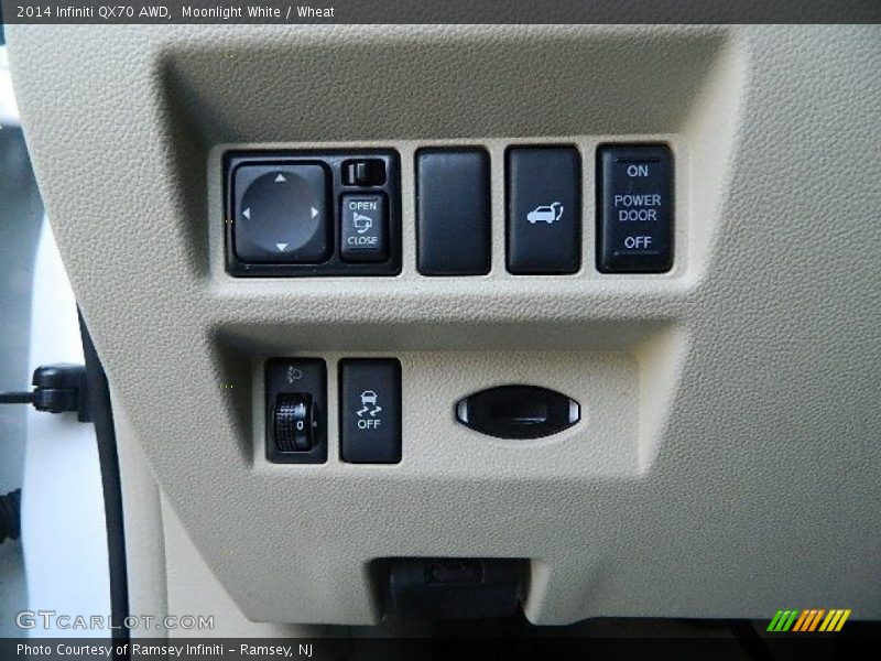 Controls of 2014 QX70 AWD
