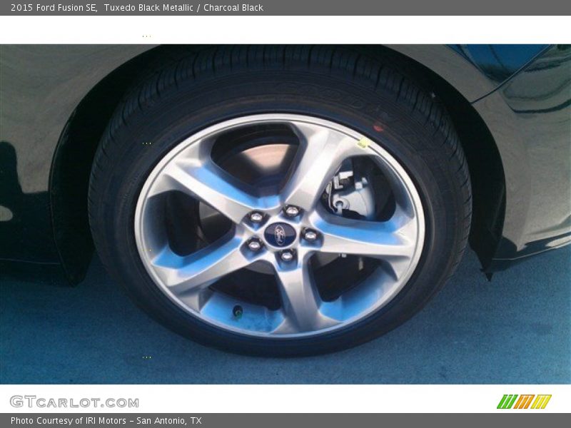 Tuxedo Black Metallic / Charcoal Black 2015 Ford Fusion SE