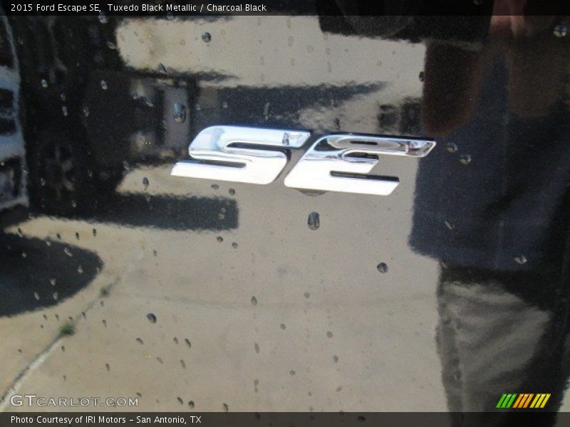 Tuxedo Black Metallic / Charcoal Black 2015 Ford Escape SE