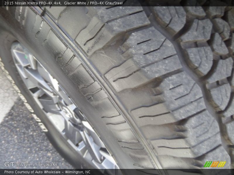 Glacier White / PRO-4X Gray/Steel 2015 Nissan Xterra PRO-4X 4x4