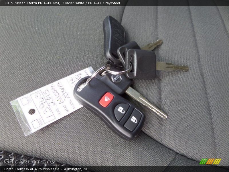 Glacier White / PRO-4X Gray/Steel 2015 Nissan Xterra PRO-4X 4x4