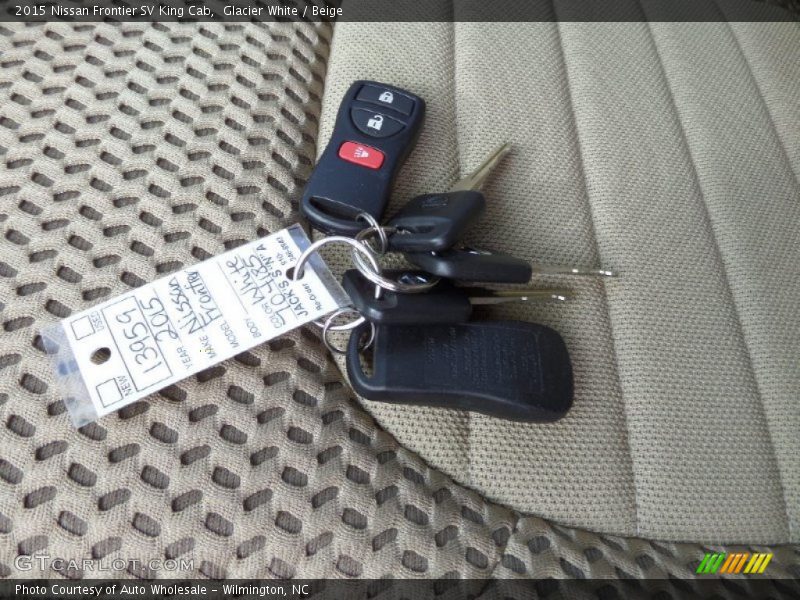 Glacier White / Beige 2015 Nissan Frontier SV King Cab