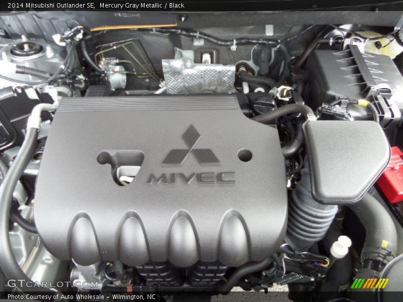 Mercury Gray Metallic / Black 2014 Mitsubishi Outlander SE