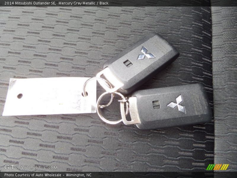 Mercury Gray Metallic / Black 2014 Mitsubishi Outlander SE