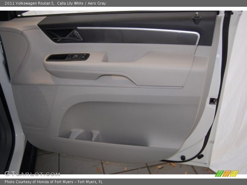Calla Lily White / Aero Gray 2011 Volkswagen Routan S