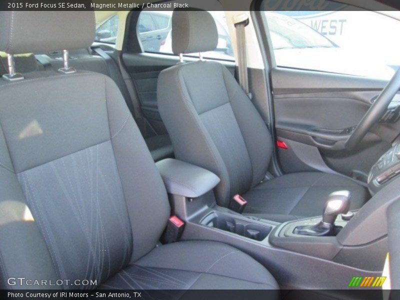Magnetic Metallic / Charcoal Black 2015 Ford Focus SE Sedan