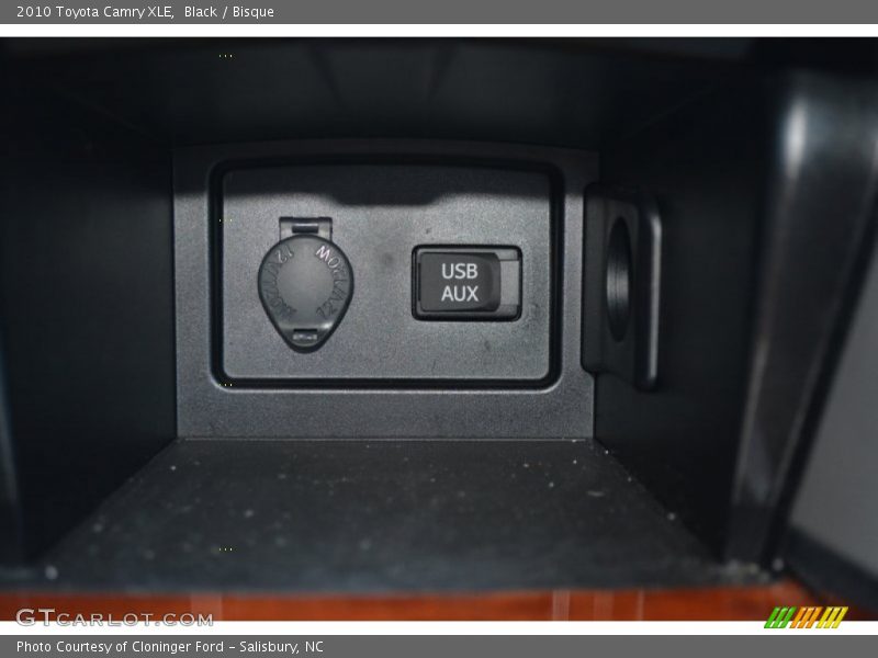 Black / Bisque 2010 Toyota Camry XLE