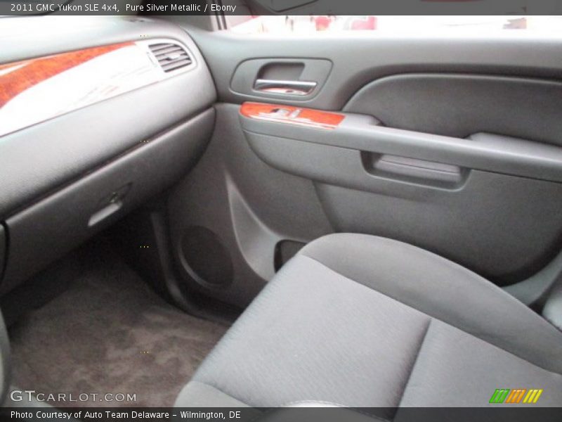 Pure Silver Metallic / Ebony 2011 GMC Yukon SLE 4x4