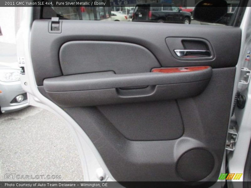 Pure Silver Metallic / Ebony 2011 GMC Yukon SLE 4x4