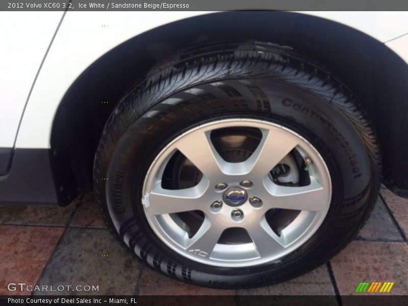 Ice White / Sandstone Beige/Espresso 2012 Volvo XC60 3.2
