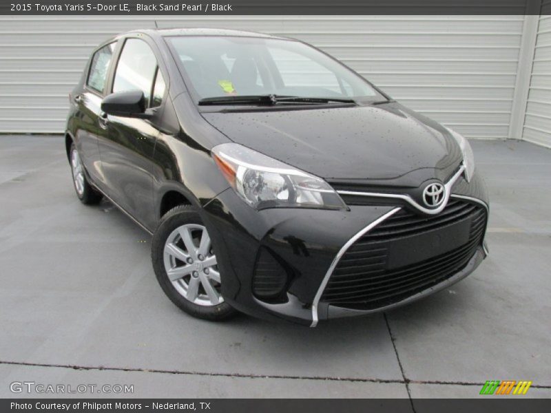 Front 3/4 View of 2015 Yaris 5-Door LE