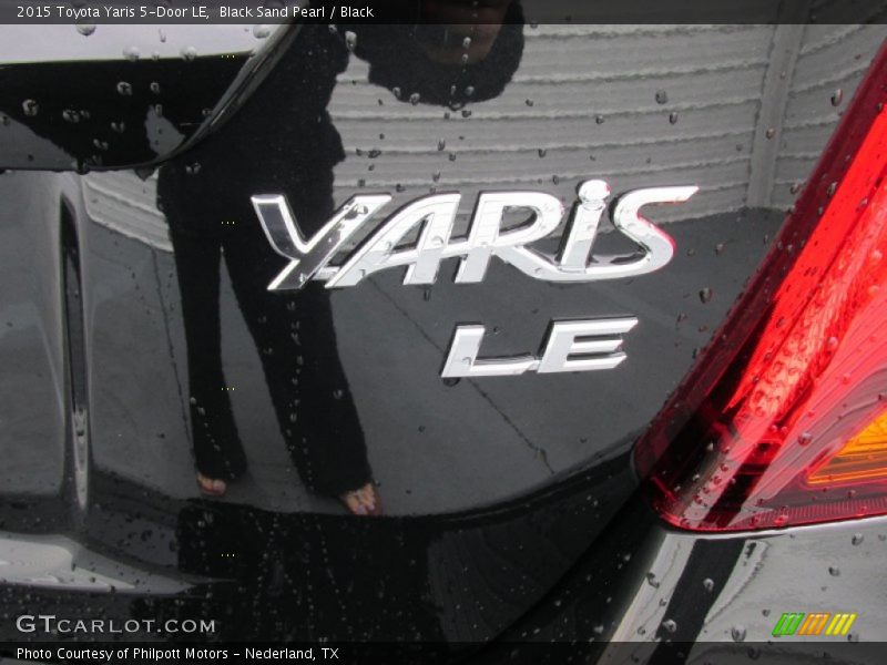 Black Sand Pearl / Black 2015 Toyota Yaris 5-Door LE