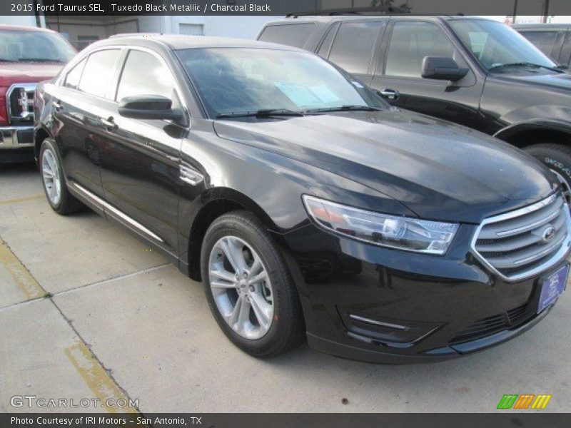 Front 3/4 View of 2015 Taurus SEL