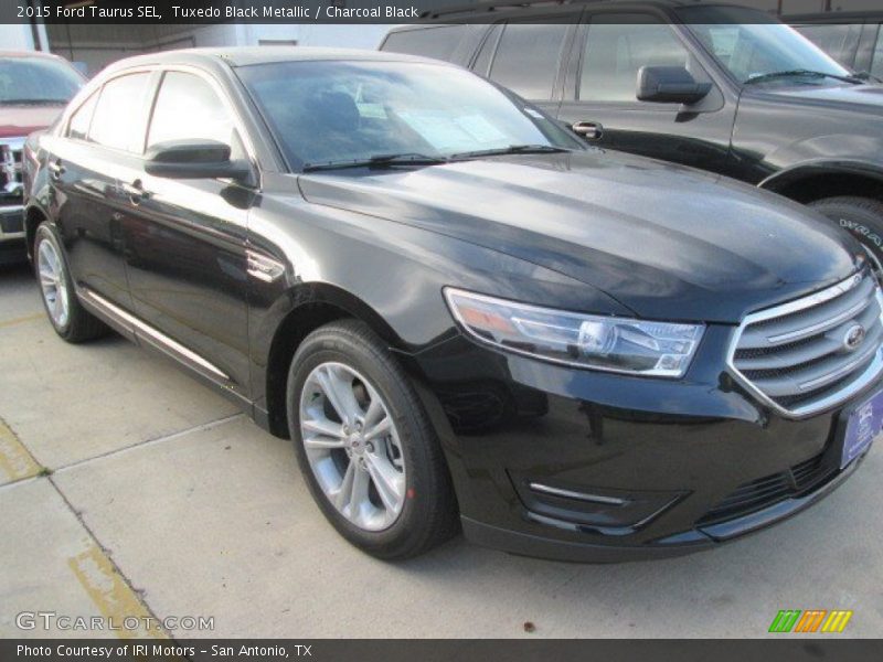 Tuxedo Black Metallic / Charcoal Black 2015 Ford Taurus SEL