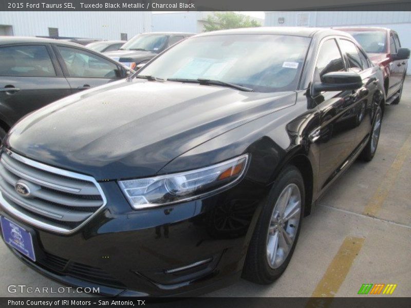 Tuxedo Black Metallic / Charcoal Black 2015 Ford Taurus SEL
