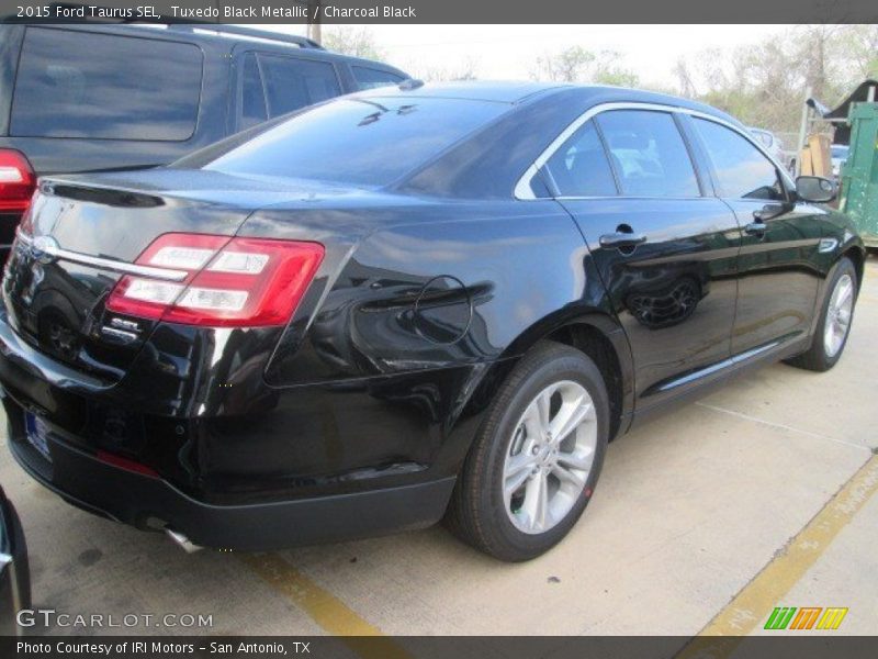 Tuxedo Black Metallic / Charcoal Black 2015 Ford Taurus SEL