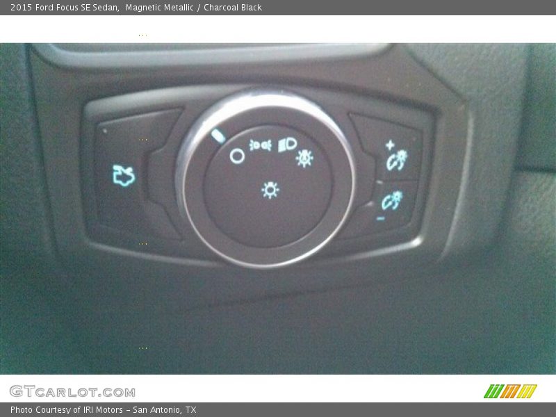 Magnetic Metallic / Charcoal Black 2015 Ford Focus SE Sedan