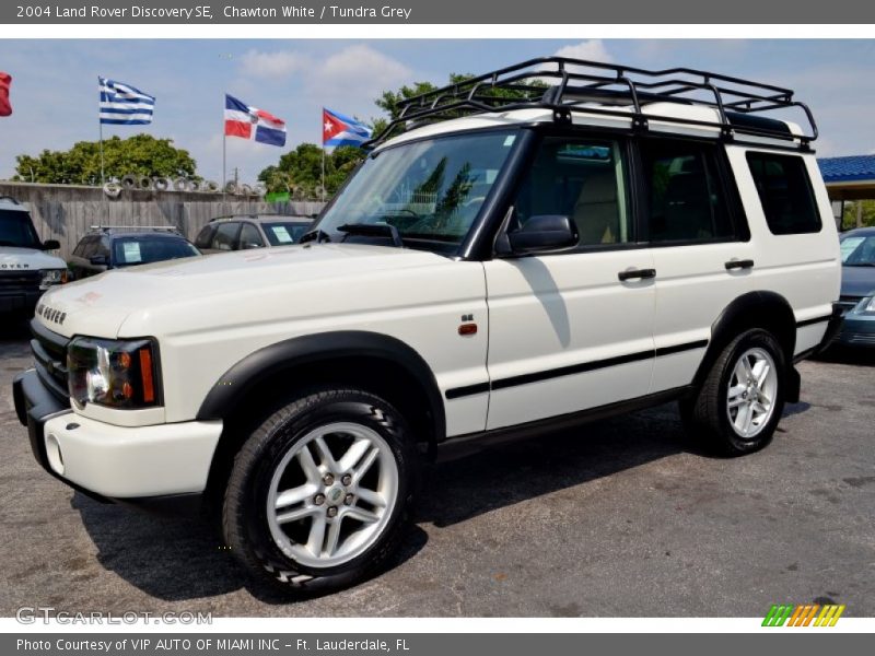 Front 3/4 View of 2004 Discovery SE