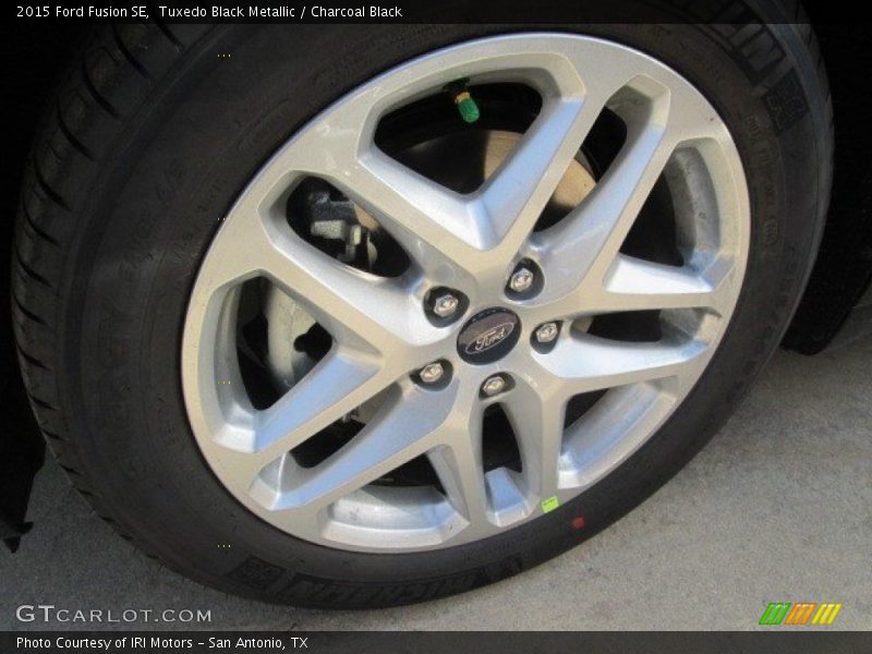 Tuxedo Black Metallic / Charcoal Black 2015 Ford Fusion SE