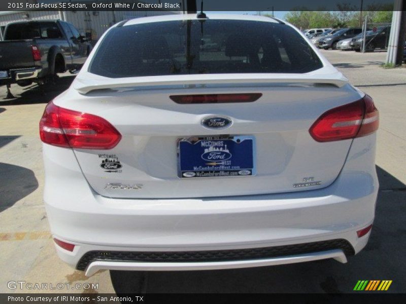 Oxford White / Charcoal Black 2015 Ford Focus SE Sedan