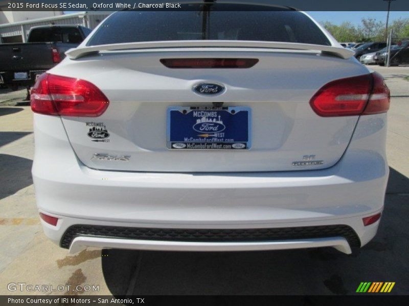 Oxford White / Charcoal Black 2015 Ford Focus SE Sedan