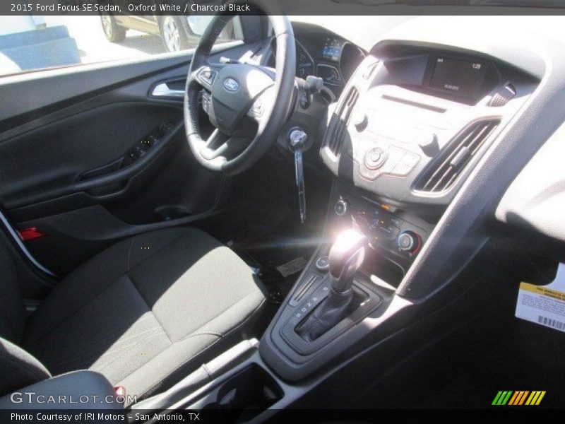 Oxford White / Charcoal Black 2015 Ford Focus SE Sedan