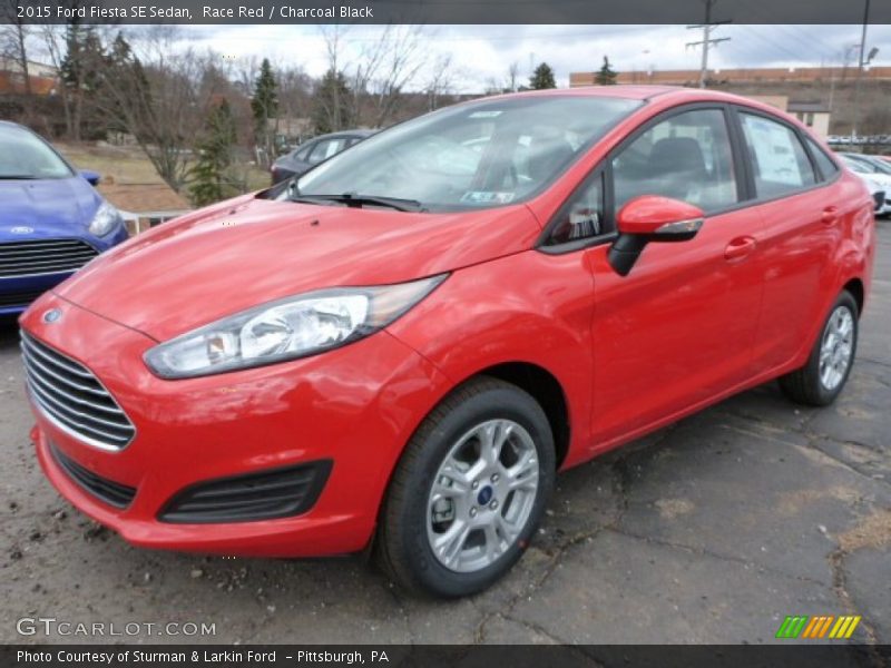 Front 3/4 View of 2015 Fiesta SE Sedan