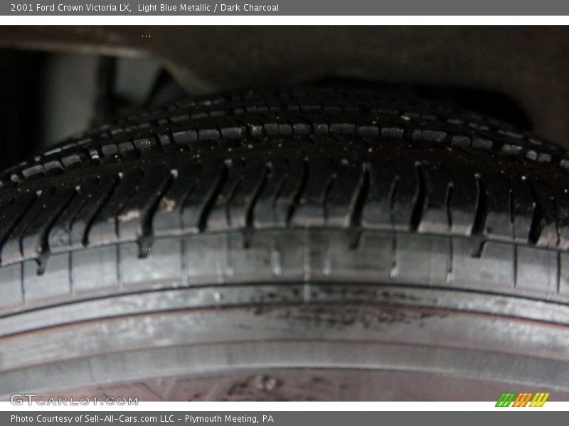 Light Blue Metallic / Dark Charcoal 2001 Ford Crown Victoria LX