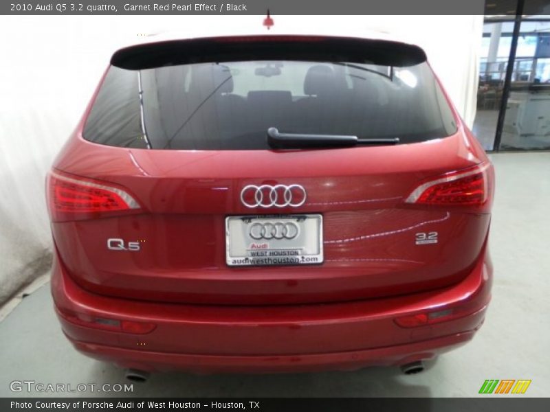 Garnet Red Pearl Effect / Black 2010 Audi Q5 3.2 quattro