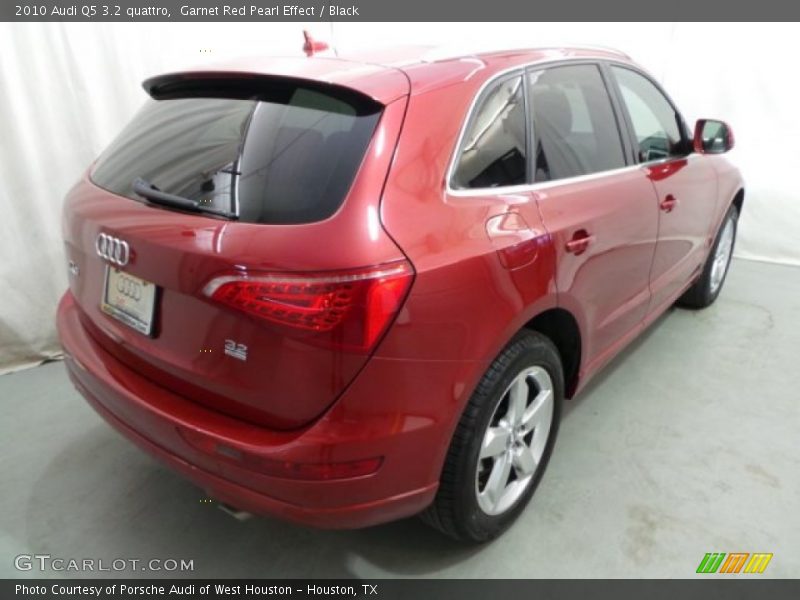 Garnet Red Pearl Effect / Black 2010 Audi Q5 3.2 quattro